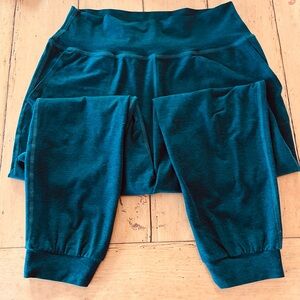 Beyond Yoga deep green MIDI joggers with pockets large